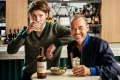 Vue de Monde的休·艾伦（Hugh Allen）（左）与香农·贝内特（Shannon Bennett）在卢伊酒吧（Lui Bar）活动前进行了采样威士忌和匹配的菜肴。