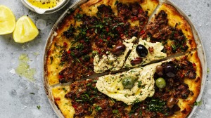 Lahmacun与鹰嘴豆泥和橄榄。