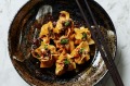 用辣椒和切碎的韭菜蒸蒸饺子。