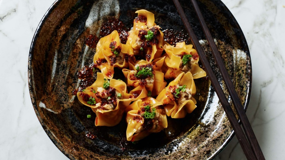 将蒸饺与辣椒油和韭菜末一起上菜。
