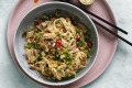辣椒金枪鱼和芝麻面条。