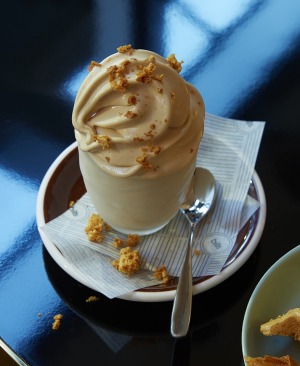特殊的软送食品受到蜂窝黄油的灵感，Atop Services Hatiaature Hotcakes。