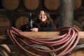 Yarra Yering首席酿酒师Sarah Crowe和屡获殊荣的2018年Carrodus Shiraz。