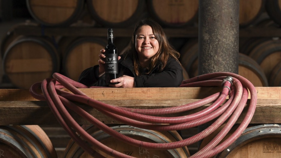 Yarra Yering首席酿酒师Sarah Crowe和屡获殊荣的2018年Carrodus Shiraz。
