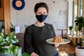 来自Carchmond的Mayday Cafe的ELISA Mariani正在为站下工人提供免费华夫饼。