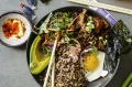 Gochujang鸡肉Bibimbap碗。
