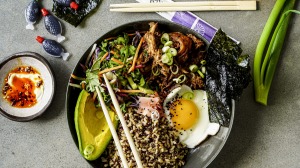 Gochujang鸡石锅拌饭的碗。