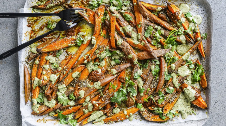 地瓜炸薯条装有绿色芝麻酱，哈里萨（Harissa）和扎塔尔盐（Zaatar Salt）。