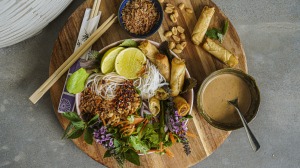 拿一包冻春卷来做这些五颜六色的面碗。