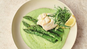 杰米·奥利弗（Jamie Oliver）的鳄梨荷兰菜（Avocado Hollandaise）和蒸片的白色鱼。