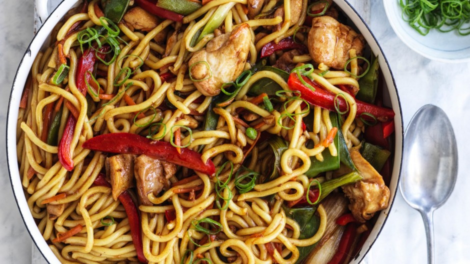 Adam Liaw做的简单可口的鸡肉捞面。