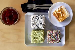 东京拉明顿(Tokyo Lamington)的澳大利亚风味与亚洲风味相结合，比如黑芝麻风味(左上)，将销往墨尔本。