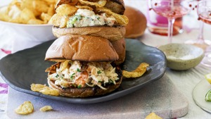 龙虾卷配柚子蛋黄酱和薯片。