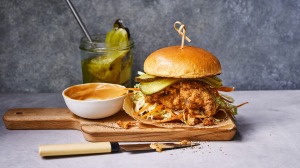 白脱牛奶炸鸡汉堡配腌黄瓜色拉和墨西哥辣椒酱。