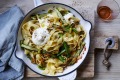 水泡西葫芦意大利面，大蒜和burrata。