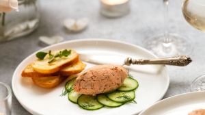鳟鱼rillettes的Quenelle，带有黄瓜和Crostini。