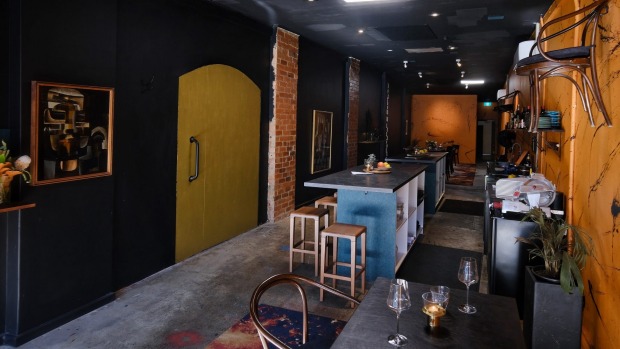 一扇巨大的金门通向毗邻的餐厅。