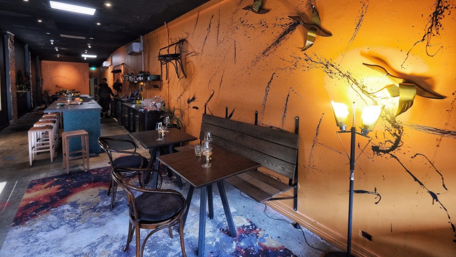 位于科林伍德(Collingwood)的Ides酒吧隔壁的March bar有一面芥末色的特色墙，墙上涂满了主人兼厨师彼得·冈恩(Peter Gunn)的黑色油漆。