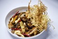 四川用脆皮羊肉和鸡蛋面条炖蘑菇。