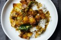 烤箱五花肉和土豆咖喱配蛇豆和蒸米饭。