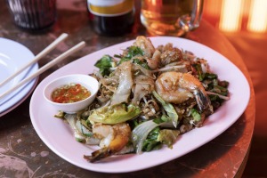 BKK的招牌菜:炭炒猪肉和虾米粉。