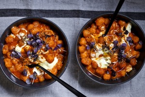 煎烟遇到了帕塔斯·布拉瓦斯（Patatas Bravas）。