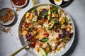一锅NASI GORENG配上脆皮葱，Sambal Oelek和煮鸡蛋。