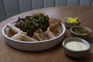 羔羊脖子沙瓦玛（Shawarma）配有tarator，泡菜，chermoula和fraindbread。