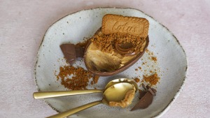 复活节彩蛋，里面装满了白巧克力饼干ganache。