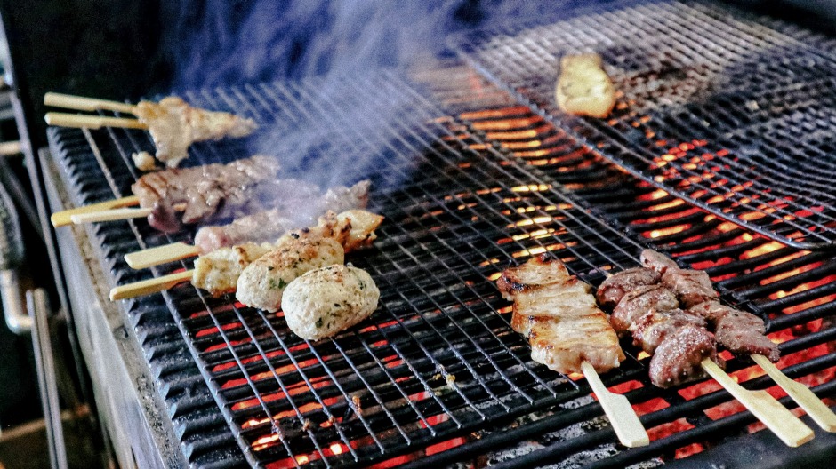 库拉·罗巴塔（Kura Robata）和清酒最多可服务15个不同的串。