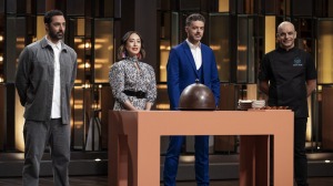 臭名昭著的Croquembouche的Adriano Zumbo（右）带着另一项压力测试返回。