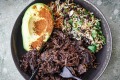 墨西哥牛肉炖的脸颊与豆类,大米和五香鳄梨。