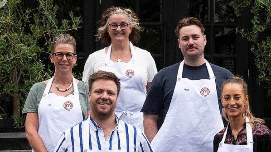 获胜的MasterChef团队从“基本到Bougie”挑战赛。