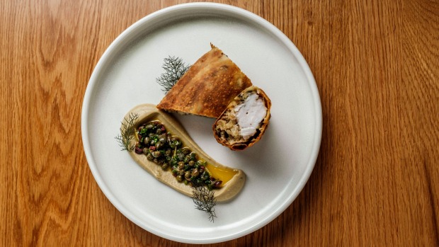 Etty Bay barramundi Strudel配茄子，橄榄，刺山柑和柠檬调味料。