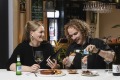 Lambrusco的粉丝Katie Clark和Sommelier Jacob Barter在迈凯轮谷附近的银沙滩俱乐部