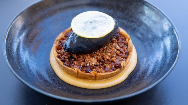 克里特氏蛋t配柠檬ouzo凝乳，甘草冰淇淋和釉面柠檬。