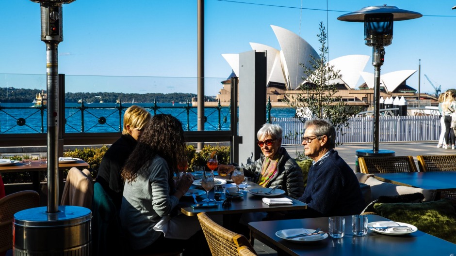 在Ploos欣赏悉尼湾的景色。