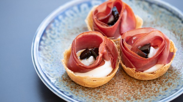 kataifi蛋tart装满了鲜花，羊毛，菜花和蜜饯核桃。