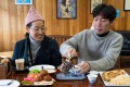 厨师Jung Eun Chae和她的丈夫Yoora Yoon Tuck在A1面包店里放入了沙拉三明治拼盘，奶酪派和Labne Pizza。