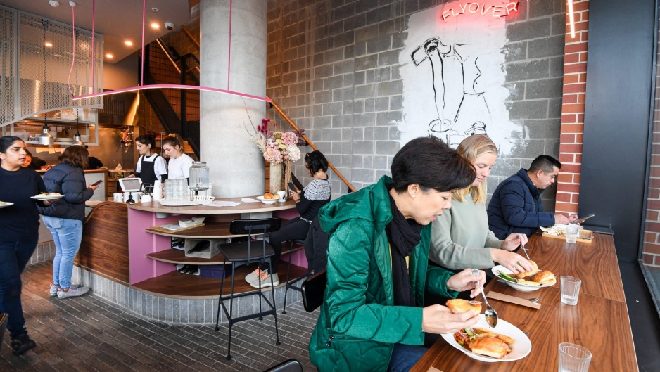 雷德芬（Redfern）的天桥Fritterie和Chai Bar。