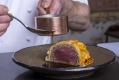 由厨师多诺万·库克（Donovan Cooke）准备的瑞恩（Ryne）牛肉惠灵顿（Beef Wellington）。