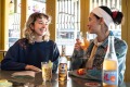 索菲亚·弗莱明（Sophia Fleming）和卡拉·乌里亚特（Carla Uriarte）在悉尼的Cafe Freda's享用非酒精饮料。