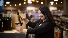 Coles Liquor的Mia Lloyd说，客户调查表明，便利性比传统的葡萄酒方式更为重要。