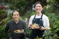 基本厨师Madoka Hida（右）和经理Jake Sullivan在他们的Footscray Cafe花园中。