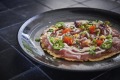 Ruby Red Tuna Pizza（与玉米面包上的大蒜，大蒜，Wakame Oil，Shisho和Tomato Salad的金枪鱼）在Ren Ishii上。
