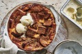 亚当Liaw的肉桂面包和黄油布丁。