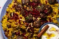 牛肉丸坐在Persian-style大米。