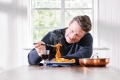 杰米·奥利弗（Jamie Oliver）的新食谱的重点是一锅奇迹和简单的淘汰托盘。