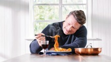 杰米·奥利弗（Jamie Oliver）的新食谱的重点是一锅奇迹和简单的淘汰托盘。