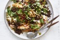 牛肉、鹰嘴豆和腰果fatteh。